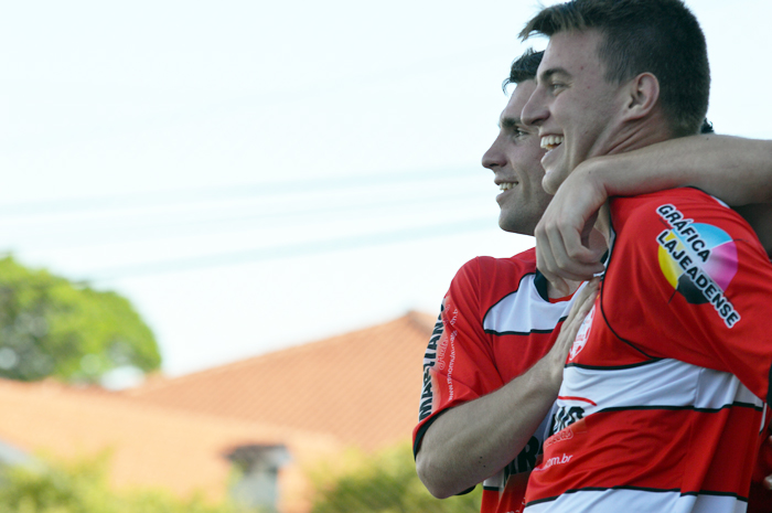 Lucian Nicaretta (e) recebeu o abraço de Tomazinho Lopes pelo gol de abertura do placar diante do Real Madruga.  