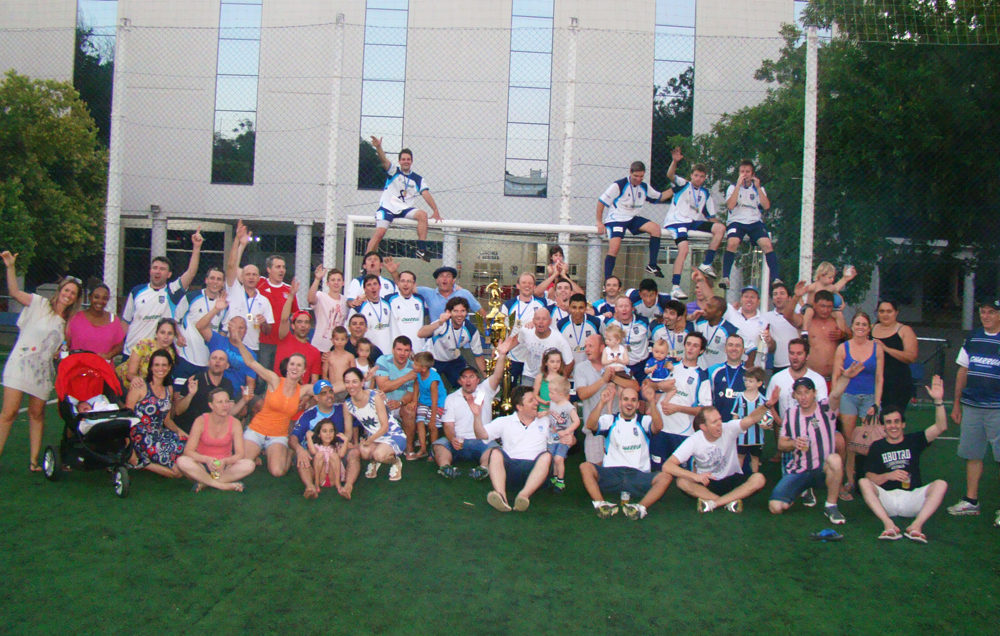 “Família” Coroas Mirim/Charrua, com o troféu de campeão da Primeira Divisão.