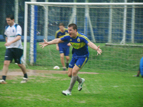Neco, do Sequela mostrou força física e oportunismo, marcando um dos gols de seu time diante do Coroas Mirim/Arco-Gás. 