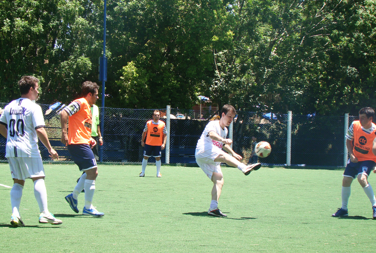 Diego Emer (c) do Dream Team/Luxus, marcou três gols contra o Smurfs.