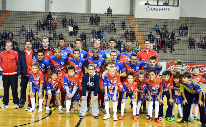 Equipe da Alaf em foto com os meninos das categorias de base. Foto: José Roberto Gasparotto. 