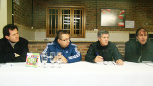 Dirigentes do departamento de esportes do Clube Tiro e Caça, liderados por Jurandy Pretto (3º da esquerda para direita) realizaram reunião com representantes das equipes do minifutebol.