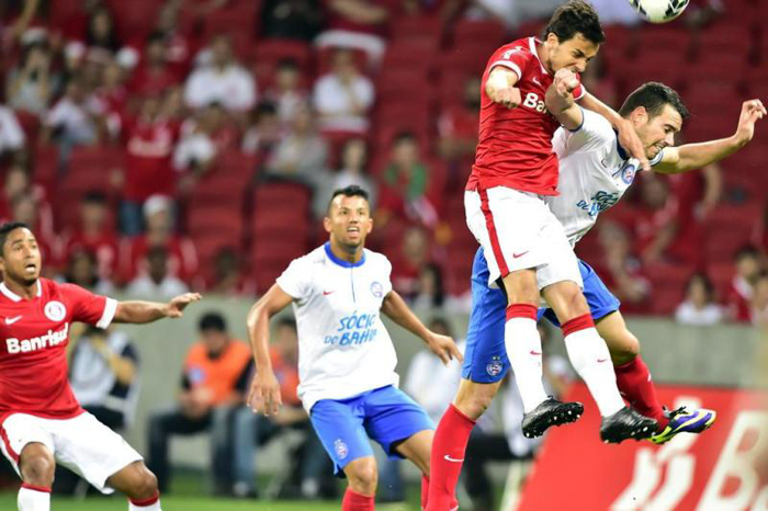 Jorge Henrique (e) deu passe preciso para Nilmar que marcou seu segundo gol no Beira-Rio desde o seu retorno. Foto: Fernando Gomes/Agência RBS. 