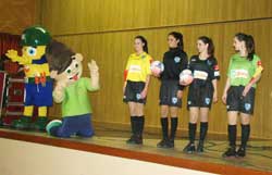 Xoquinho, mascote da Certel, João Catavento, mascote da Sicredi e as modelos vestidas com os fardamentos que serão utilizadoos pela arbitragem na Copa Certel Sicredi 2013.
