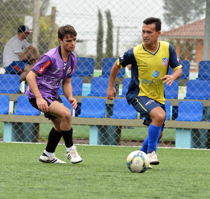 Fabiano Dorneles (d), do Futebolzinho, marcou gol e foi um dos destaques do seu time, na vitória contra o Galáticos, do jogador Faleiro (e).