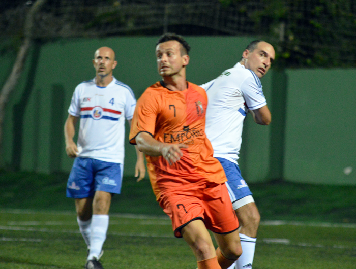 Lesionados FC, do jogador Tadeu Pretto (d), se despediu da competição.