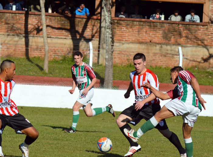 Tomazinho (c) combatendo no meio-campo as jogadas do Fluminense.