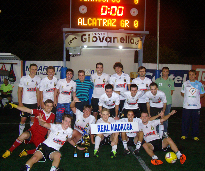 Equipe do Real Madruga posa com o troféu de campeão da Série Prata.