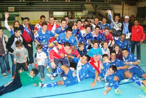 Depois do jogo, a pose coom o troféu de campeão da 1ª fase do Estadual de Futsal Série Ouro.