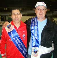 Técnico Giba (e) e César Borscheid, vice-presidente da Alaf, com as faixas de campeões.