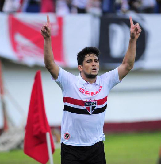 Aloísio marcou os três gols do São Paulo e pediu música no final da partida. Foto: Agência RBS. 