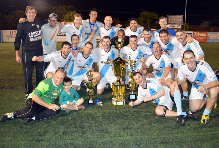 Coroas C posando com o troféu de campeão da Copa Integração CTC/Sete Veterano. 