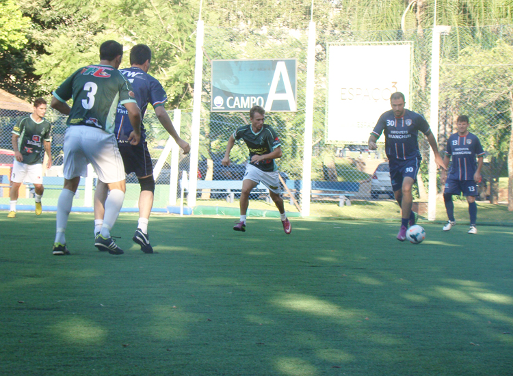 Juninho Pavi ( c) retornou ao grupo do Sspumoll em grande estilo, marcando gols e dando passes importantes na histórica goleada contra a equipe do Maragatos.