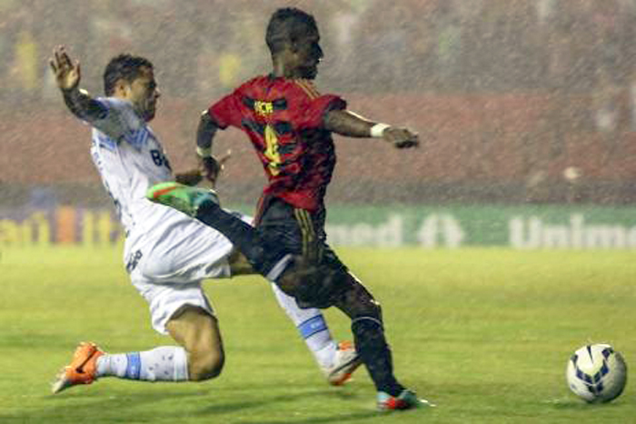 Tricolor Gaúcho valorizou o ponto conquistado embaixo de chuva no confronto com o Sport. Foto: Getty Images. 