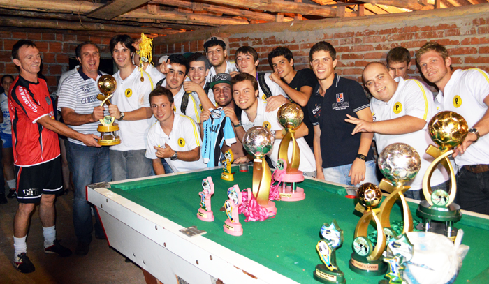 Equipe do Penetras FC com o troféu de campeão da categoria Sub-20.