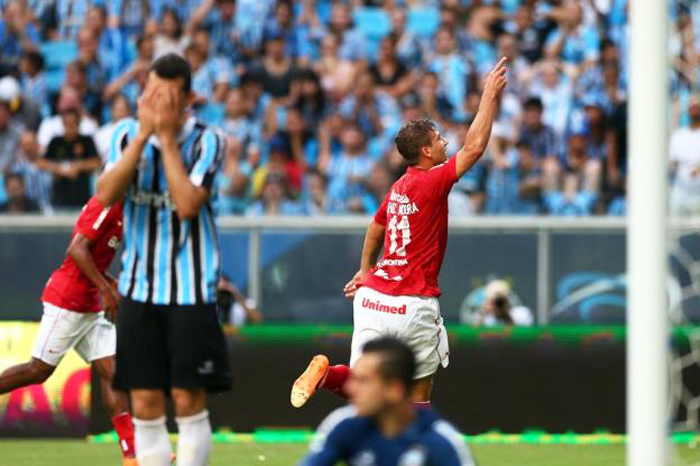 Rafael Moura foi o nome do Gre-Nal 400, marcando os dois gols da vitória do Inter diante do Grêmio na casa do adversário. Foto: Bruno Alencastro/Agência RBS. 