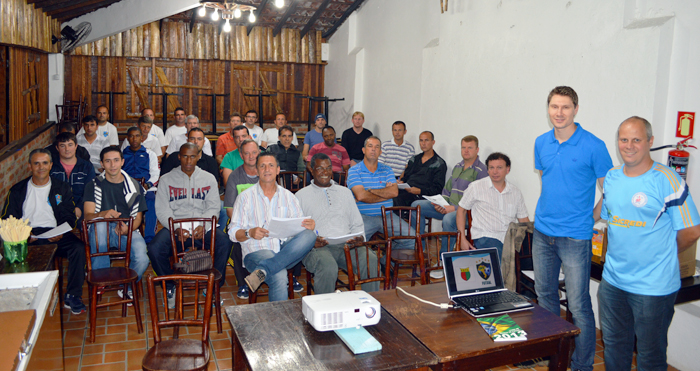 Alguns dos profissionais que participaram do curso de atualização de regras do futsal, com o instrutor Fernando Henz e o presidente da Solar, Farelinho. 