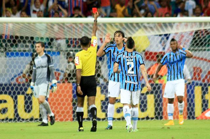 Grêmio levou cartão vermelho e está fora da Libertadores de 2015. Foto: Edson Ruiz/Agência Lancepress! 